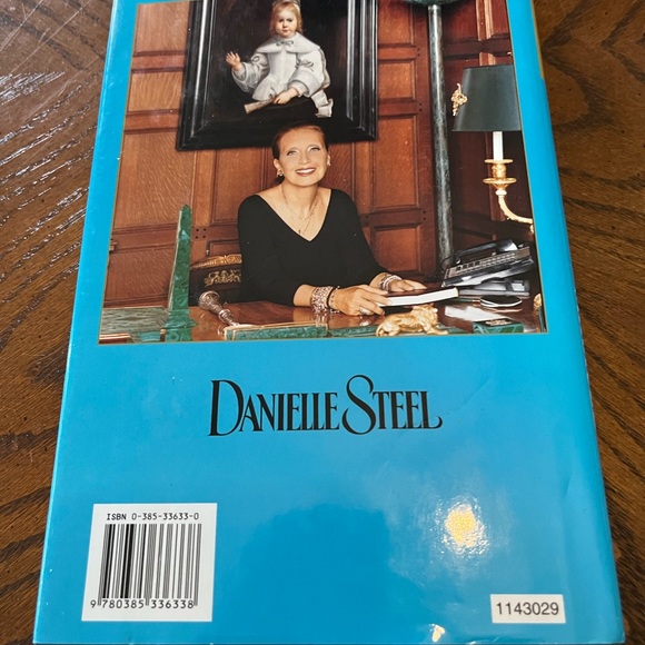 Danielle Steel hardcover books | set of 4 - Picture 5 of 12